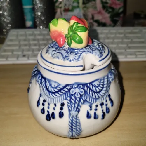 Lindo pote de açúcar decorado com morangos
