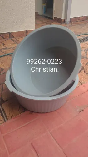 Duas bacias de plástico 