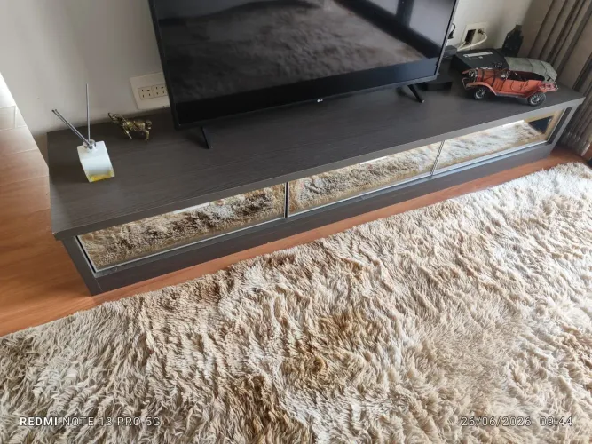 Vendo rack de madeira maciça com três gavetas espelhado em bronze 