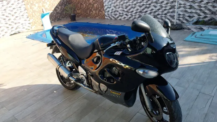 Suzuki esportiva à venda