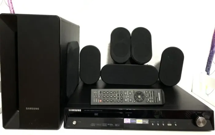 Aparelho de som com 5 caixas e 1 subwoofer