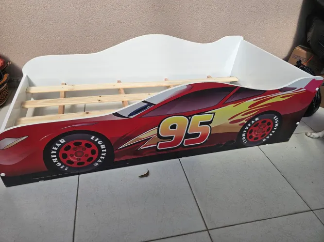 Cama infantil padrão McQueen com colchão