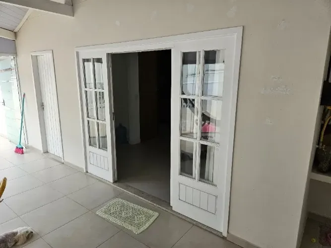 Porta de Correr de Madeira Nobre com Vidro Sem Vistas