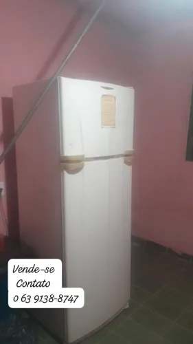 Vende-se geladeira semi nova em perfeitas condições de gelo eletrolux