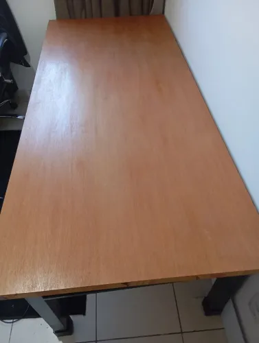 Mesa tampo Imbuía maciça e pés de Metalon 8x8 reforçado.