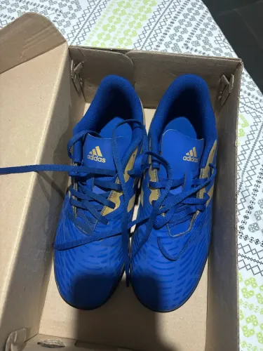 Chuteira adidas 