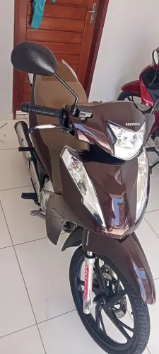 Vendo biz de ano 2021 enplacada so vendo. Moto para pessoas exigente contato 83 9 *