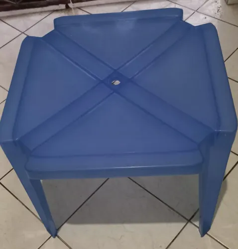 Vendo mesinha infantil e caixa transporte pet.