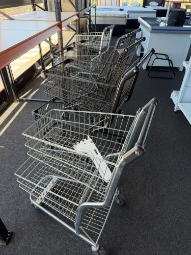 Carrinhos de supermercado novos cobrimos orçamentos