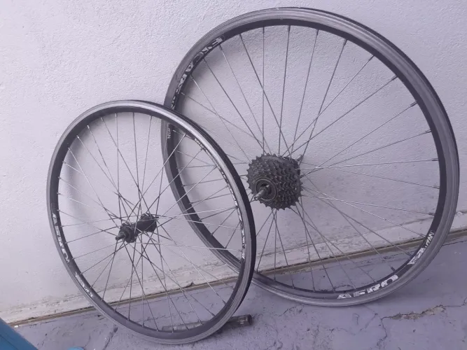 Vendo ou troco um par de roda aero aro 26 com eicho e catraca chimano *