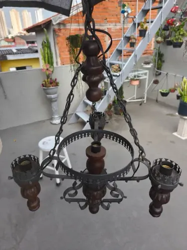 Antigo Lustre Medieval de Madeira e Ferro para 4 lampadas SEM CUPULA