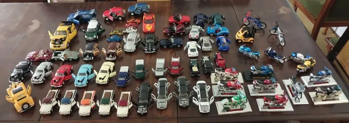 Lote Coleção Miniaturas De Carrinhos de Ferro, Motos e Outros (+ de 60 Peças)