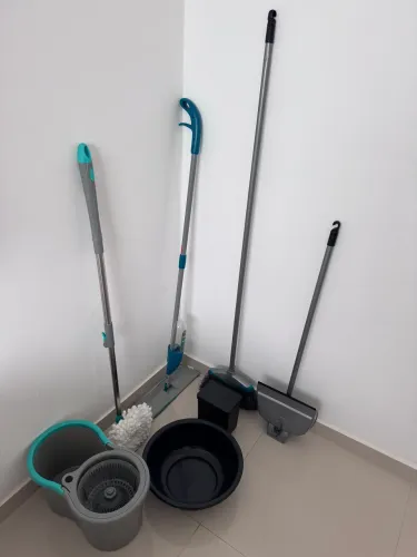 Kit de Limpeza Completo - Mop Giratório, Mop Spray, Vassoura e Acessórios | Bom Estado