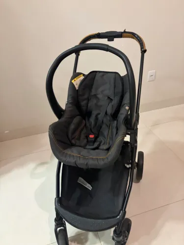Carrinho Galzerano - fica como estilo Moisés e sentado, com bebê conforto