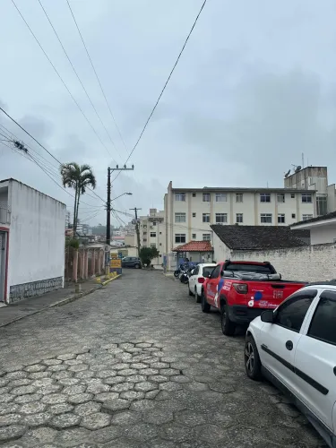 Apto 2 dormitórios, 1 bwc com box, sala, todo em piso, cozinha e área de serviço conjugada