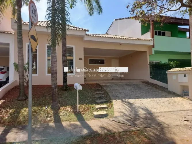 Casa em Condomínio com 03 quartos, sendo 01 suíte