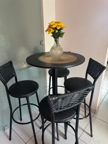 Mesa alta preta com 4 banquetas