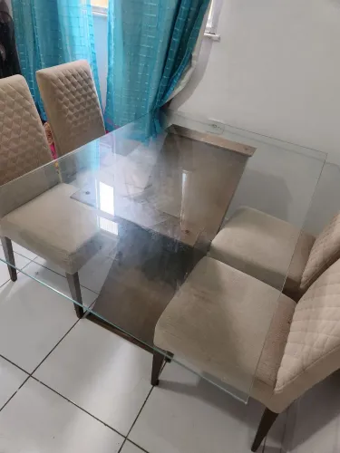 Vendo mesa  tampo de vidro com 4 cadeiras. Me mudei e não coube.