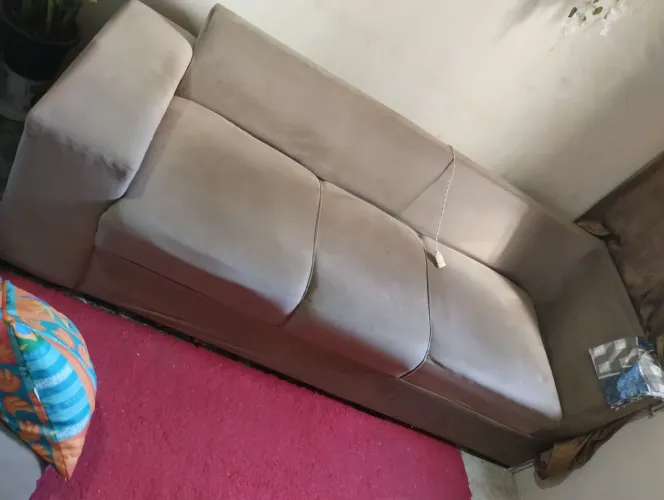 Vendo um sofá de três lugares vem com almofada grande r