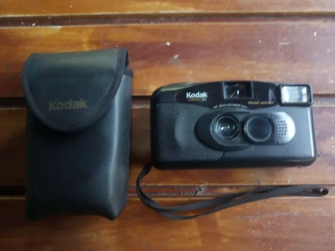 Câmera Fotográfica Analógica Antiga dos anos 1990.