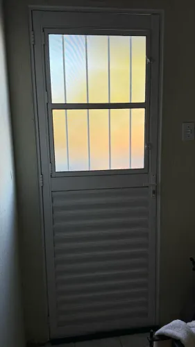 Porta Social Alumínio  Branco, com janela de vidro e grade 2,10 X 80