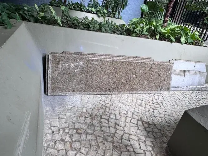 Bancada em granito ouro mel, medida de 1,50 x 0,40 aproximadamente.