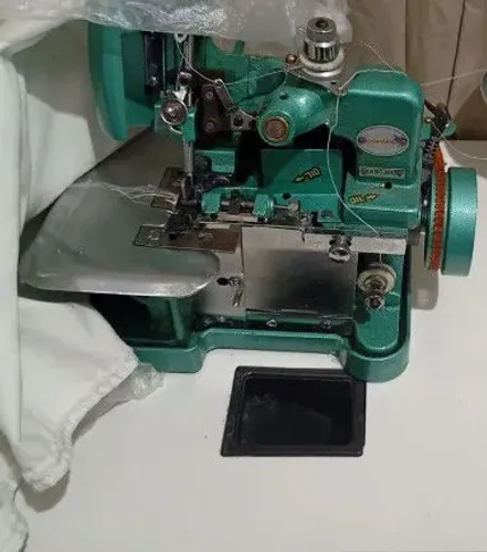 Máquina Overloque Nova R$ 715 reais semi industrial, com mesa.