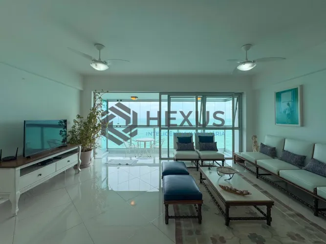 Apartamento frente mar com varanda e vista mar na Praia das Pitangueiras, Guaruja