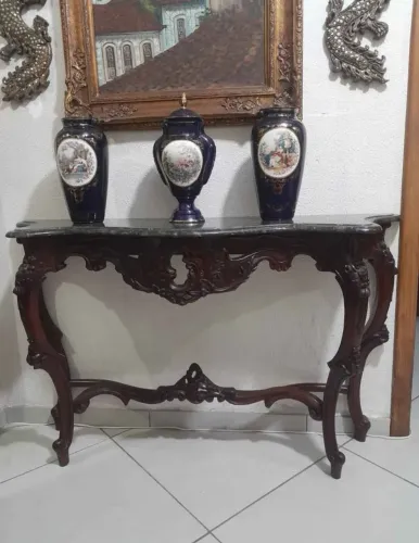 Aparador estilo Luiz XV em madeira de lei