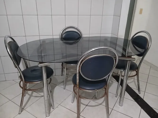 vendo uma mesa vom cadeiras usada 