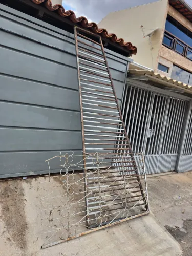 Vendo Lateral de Portão / Grade Trapezoidal de Ferro (3,00m x 0,80m) - R$ 100