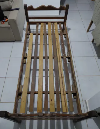 Vendo cama de madeira sucupira de solteiro