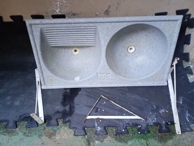 Tanque de lavar roupas com duas cubas, válvulas de esgoto + 3 mãos francesas a combinar
