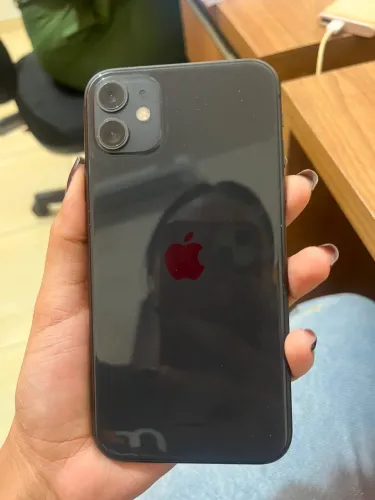 IPHONE 11 64 GB ( película privacidade-A tela está intacta)