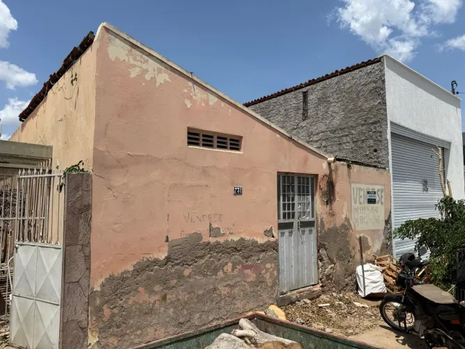 Terreno na Rua Santana Filho- Centro um com 15x22 e outro 7,23X22 - área total 489,06m2