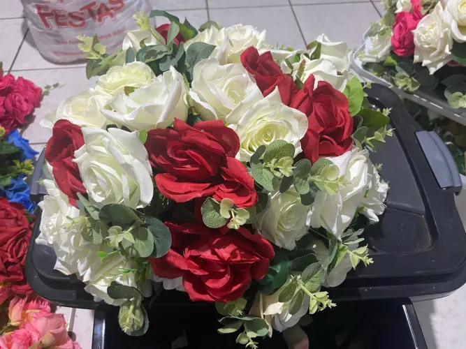 Arranjos e rosas grandes realistas 