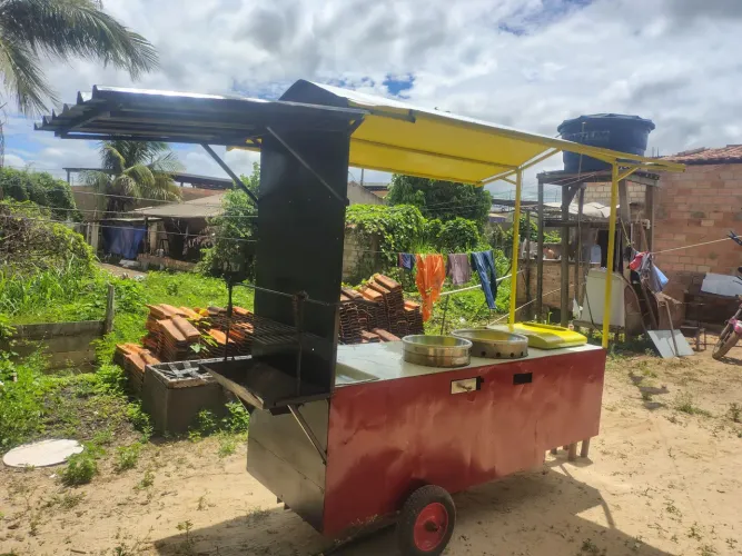 Vendo carrinho de lanche e churrasquinho, com churrasqueira e geleira R$800,00
