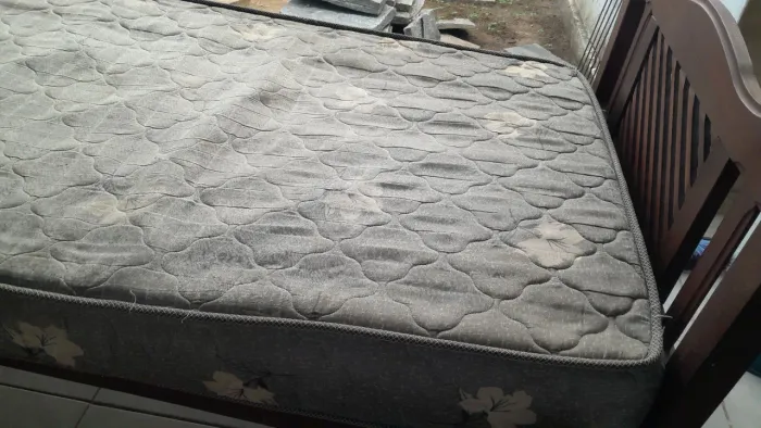 Cama solteiro de madeira.