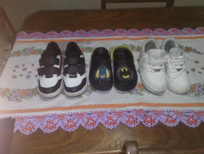 VENDO TÊNIS MASCULINO NÚMERO 32 E UM CHINELO DO BATMAN NÚMERO 31