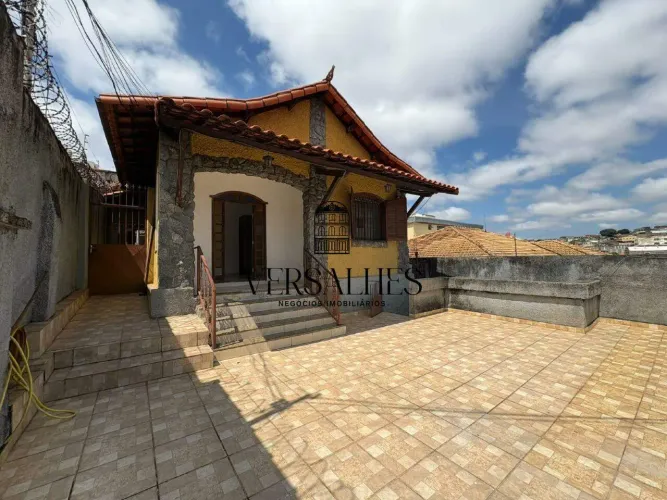 Casa para alugar com 03 quartos, 01 suíte, 02 banheiros, 01 vaga de garagem, com 120m², -