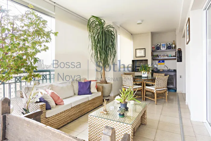 Apartamento com lazer completo e quadra de tênis próximo à Avenida Berrini