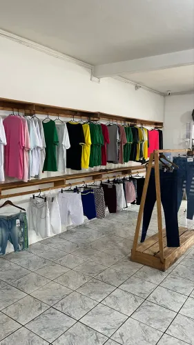 Araras e expositores de roupas com balcão 