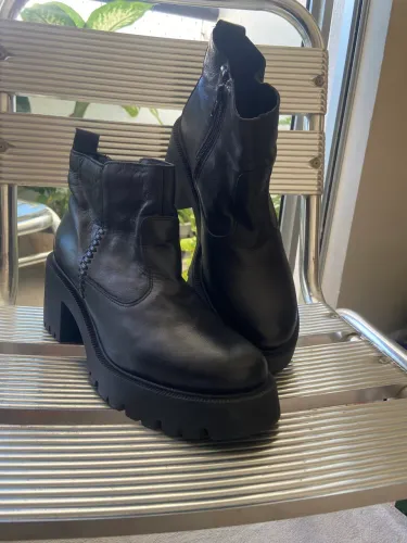 Bota Feminina em Couro 