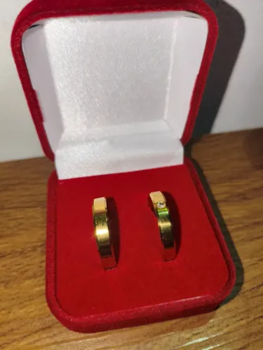 Venda do par de alianças, material: aço cirúrgico banhado a ouro 18K