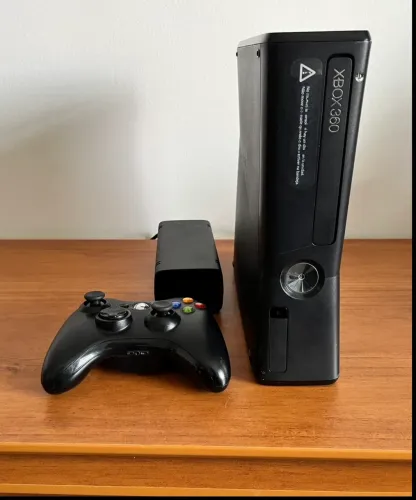 Xbox 360 Slim + 200 jogos instalados HD 500gb