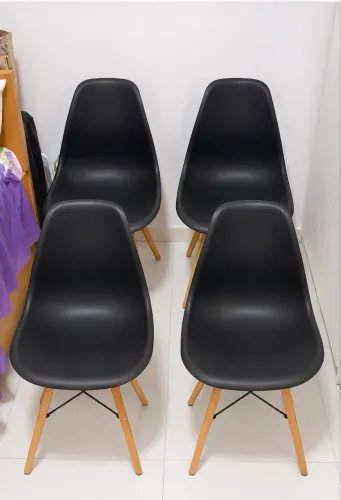 Conjunto com 4 Cadeiras Eames Pretas - Excelente Estado