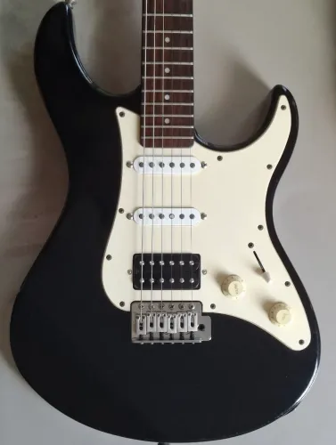 Guitarra Yamaha Pacífica 012 (upgrades)