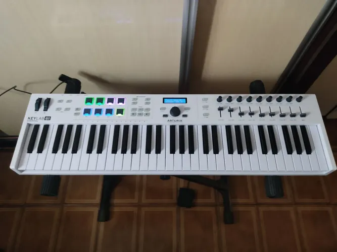 Controlador MIDI Arturia KeyLab Essential 61 Mk1 - Estado de Novo + Extras!