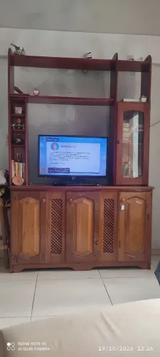 Estante de sala (madeira)