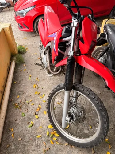 CRF 250F 2024 - Excelente estado, pronta para trilha
